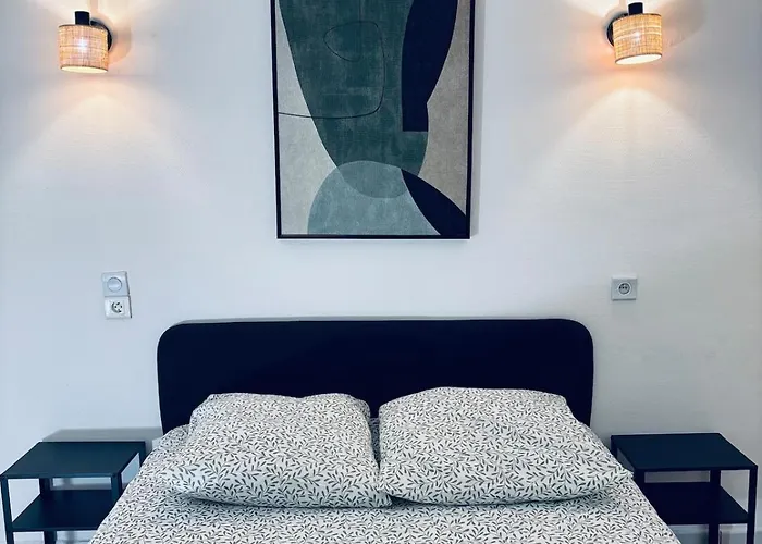 Meneau 2- Center-wifi- Connected Tv Μπεζιέ
