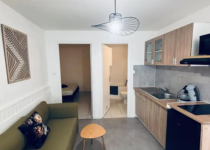 Meneau 2- Center-wifi- Connected Tv Μπεζιέ